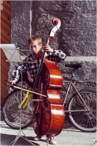 Der Meisterbassist Andre Pousaz mit 12 Jahren